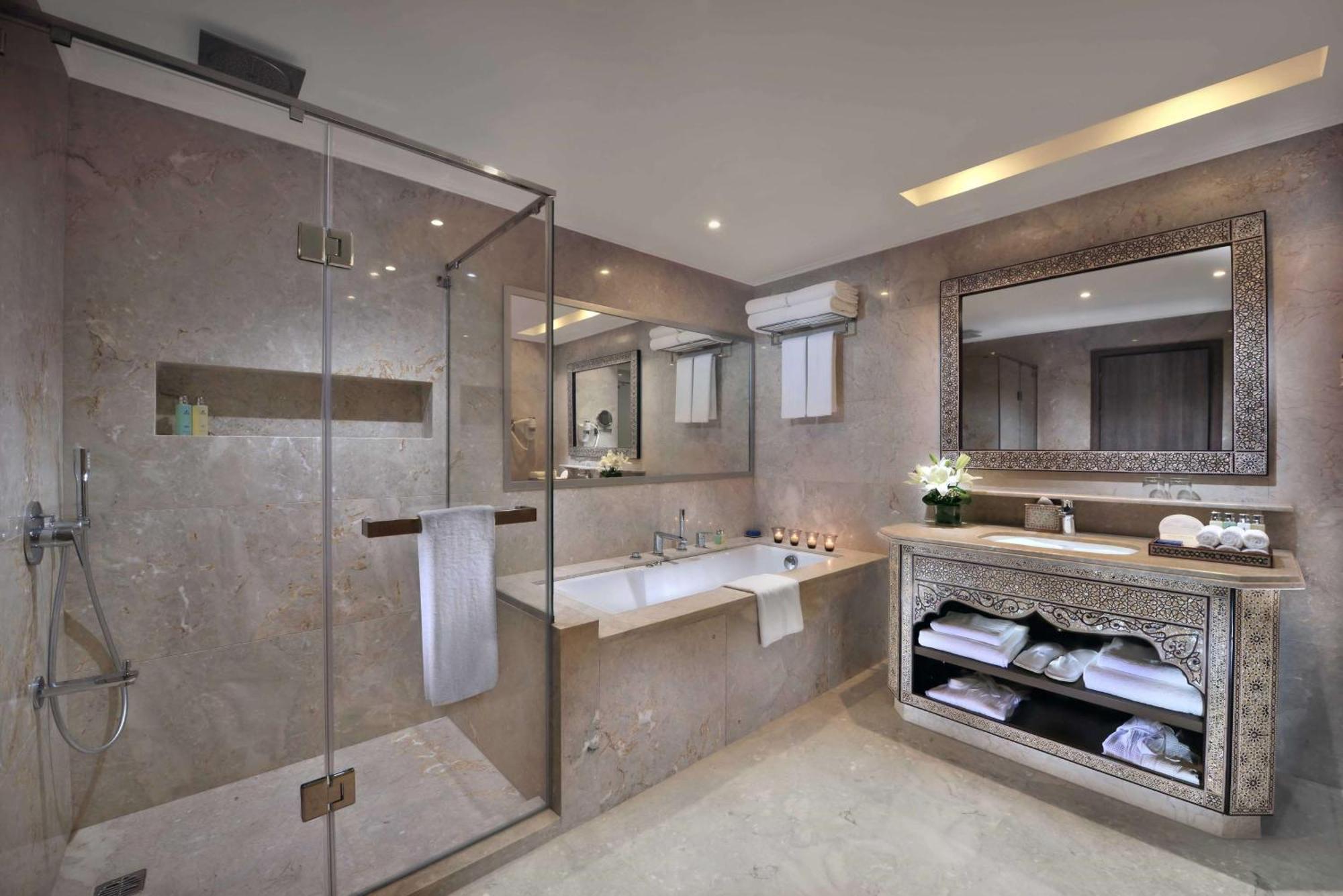 فندق شتايجنبرجر ألكازار شرم الشيخ المظهر الخارجي الصورة A modern bathroom
