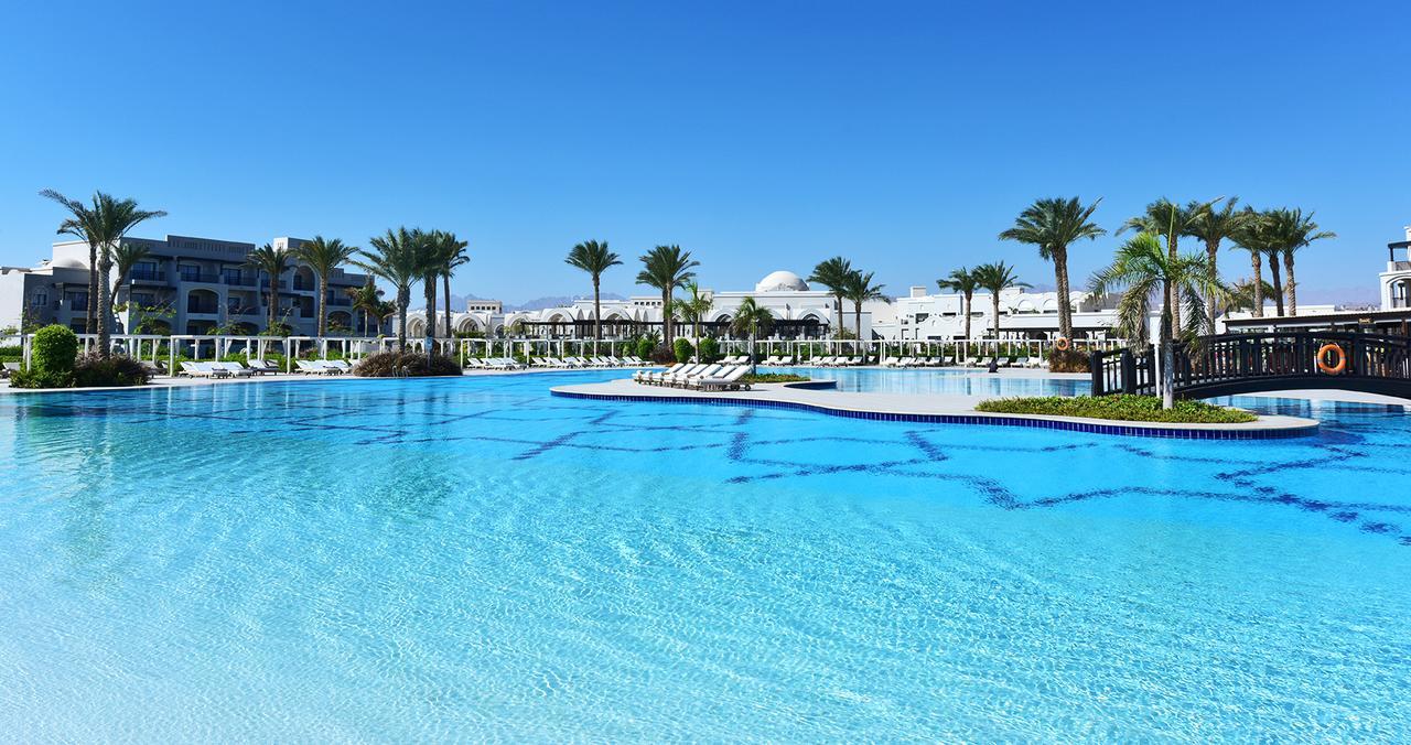 فندق شتايجنبرجر ألكازار شرم الشيخ المظهر الخارجي الصورة The swimming pool at the Royal Mirage Hotel